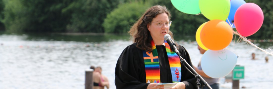 Pastorin Brockmann beim Tauffest am Woldsee