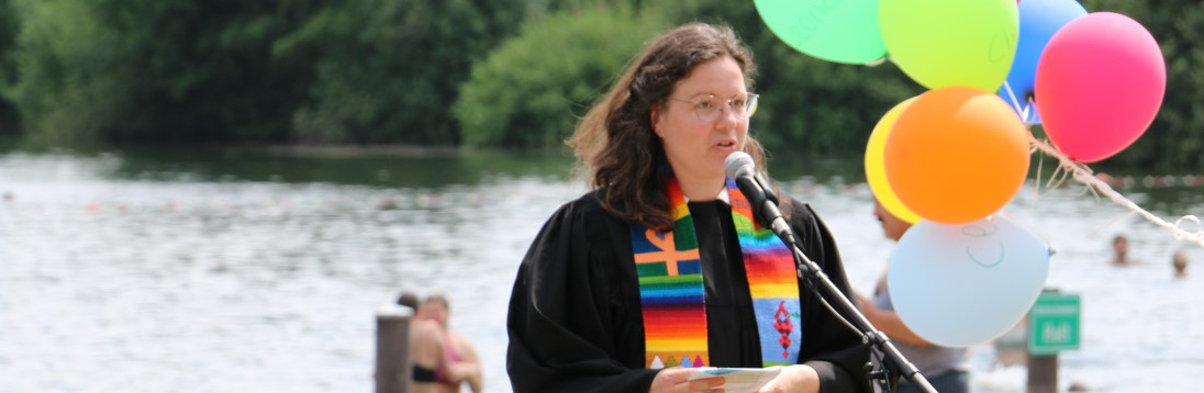 Pastorin Brockmann beim Tauffest am Woldsee